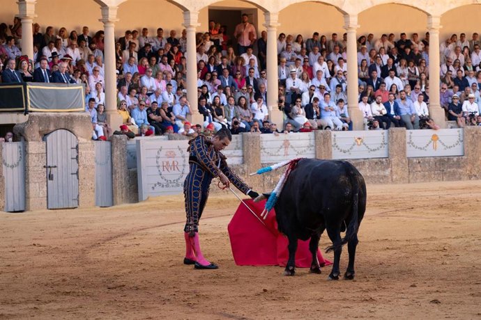 Archivo - José María Manzanares en su primer toro de la tarde en la corrida goyesca en la plaza de toros de la Real Maestranza de Caballería. a 2 de septiembre de 2023, en Ronda, (Foto de archivo).