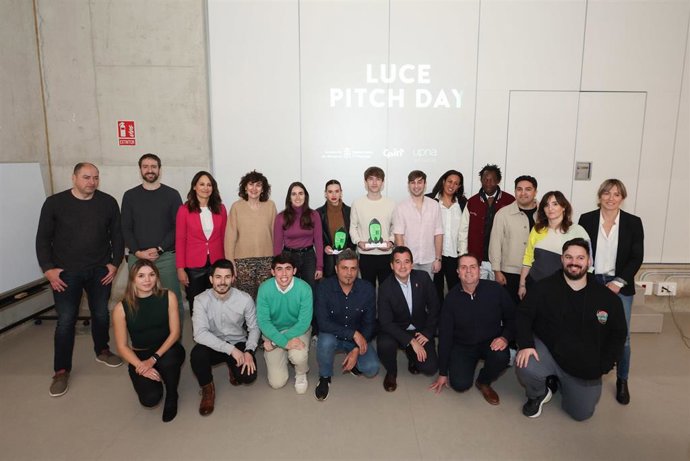 El consejero Irujo (en primera fila, quinto por la izquierda), María Sanz de Gadeano (en segunda fila, tercera por la izquierda) y Cristina Bayona (en segunda fila, cuarta por la izquierda), junto con integrantes de los equipos premiados.