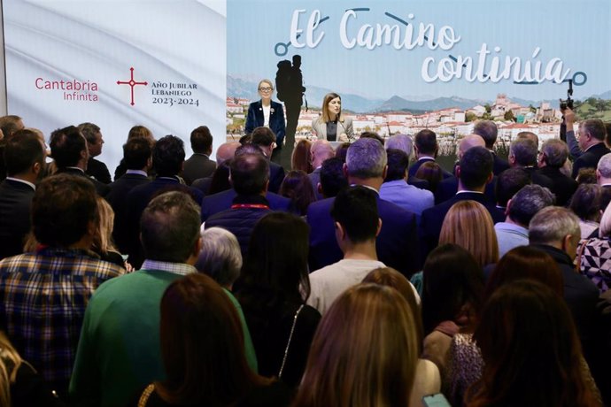 La presidenta de Cantabria, María José Sáenz de Buruaga, y la consejera de Turismo, Eva Guillermina Fernández, ante los asistentes al acto del Día de Cantabria en Fitur