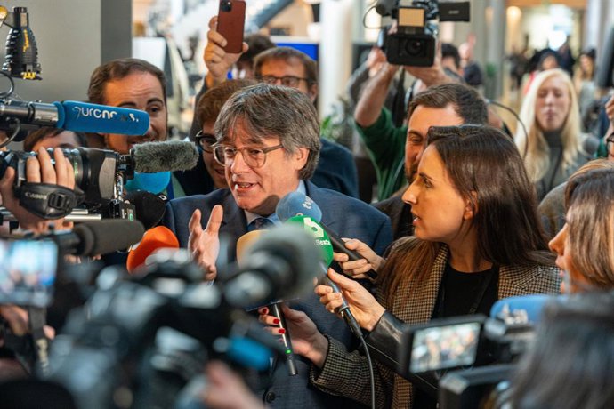 Archivo - El expresidente de la Generalitat Carles Puigdemont atiende a medios a su llegada al Parlamento Europeo, a 13 de diciembre de 2023, en Estrasburgo (Francia). En la recta final de la presidencia española de la UE, que concluye a finales de dici