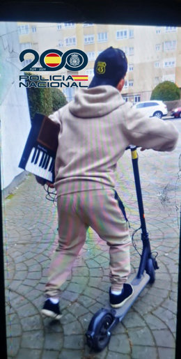 Imagen del detenido en el momento de robar el órgano y huir de la iglesia.