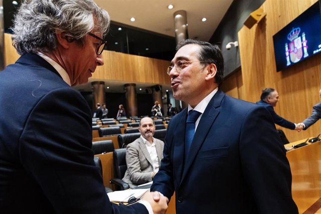 El diputado del PP Carlos Floriano (i) y el ministro de Asuntos Exteriores, Unión Europea y Cooperación, José Manuel Albares (d), durante la Comisión de Asuntos Exteriores, Unión Europea y Cooperación, en el Congreso de los Diputados, a 29 de enero de 202