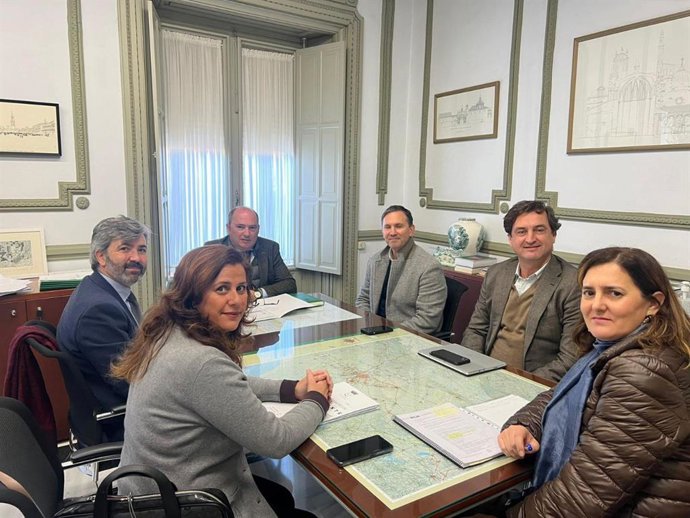 Los responsables municipales con el delegado de Fomento