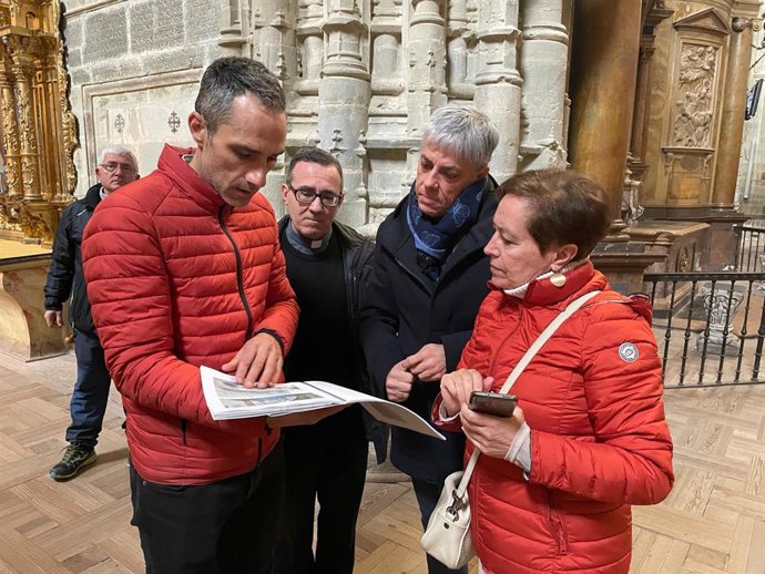 El delegado de la Junta en León, Eduardo Diego, visita la catedral de Astorga.