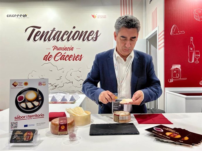 El director de la D.O.P Torta del Casar prepara la degustación en Madrid Fusión