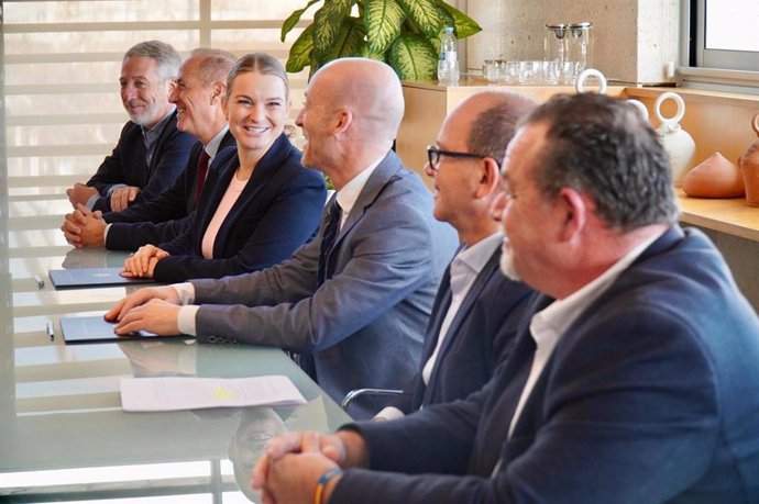 La presidenta del Govern, Marga Prohens, en la firma del convenio del Pacto por el Agua con el Consell de Menorca.