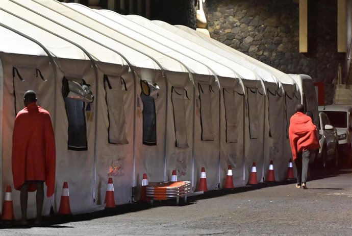 Llegada de un cayuco al muelle de la Restinga, a 30 de diciembre de 2023, en El Hierro, Islas Canarias (España). 