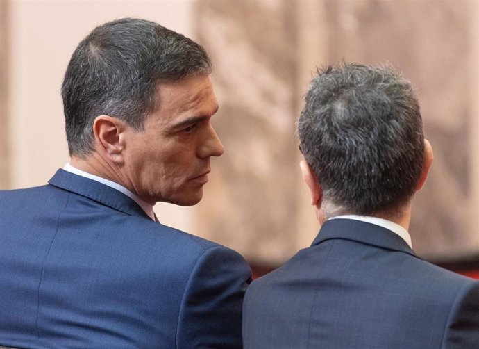 El presidente del Gobierno, Pedro Sánchez (i) y el ministro de la Presidencia, Relaciones con las Cortes y Justicia, Félix Bolaños (d), 