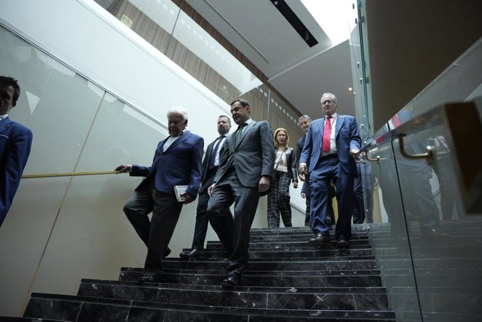 El expresidente del Gobierno Felipe González y el presidente de la Junta de Andalucía, Juanma Moreno, participan en las II Jornadas de Incendios Forestales y Riesgos Naturales en Sevilla.