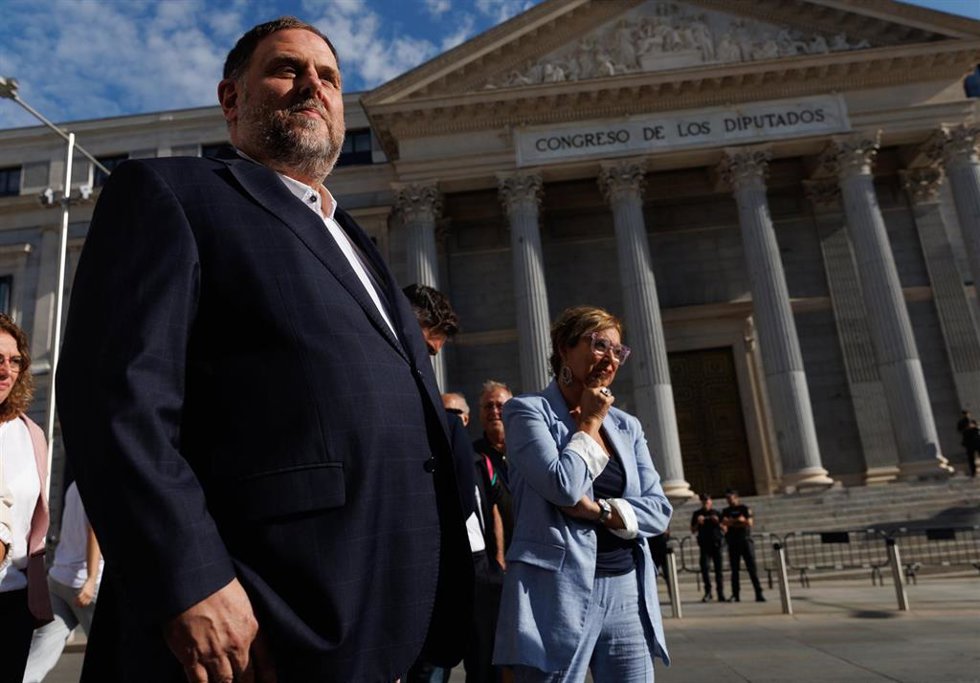 Archivo - El líder de ERC, Oriol Junqueras, la última vez que estuvo con sus diputados del Congreso