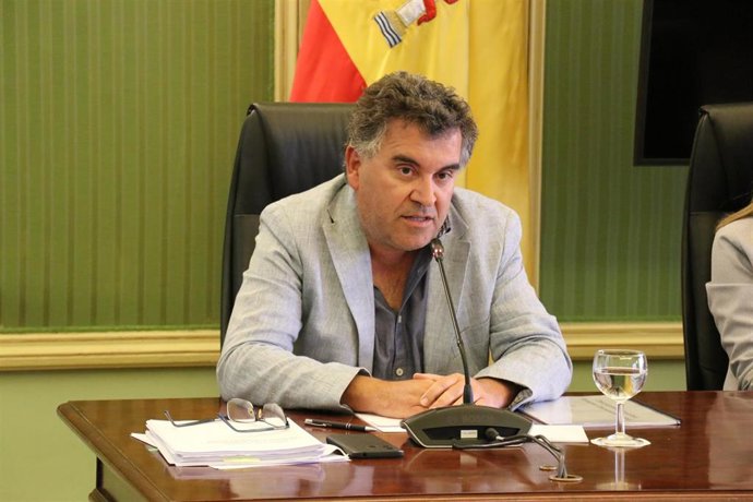 Archivo - El conseller de Agricultura, Pesca y Medio Natural, Joan Simonet, durante su comparecencia en el Parlament.