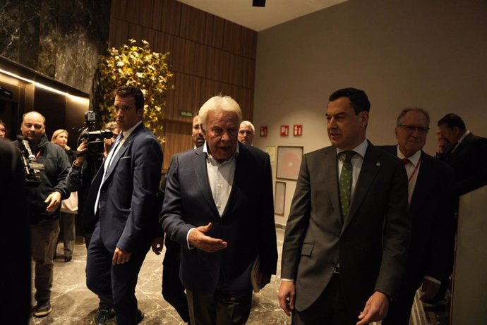 El expresidente del Gobierno Felipe González y el presidente de la Junta de Andalucía, Juanma Moreno, en las II Jornadas de Incendios Forestales y Riesgos Naturales organizadas en Sevilla.