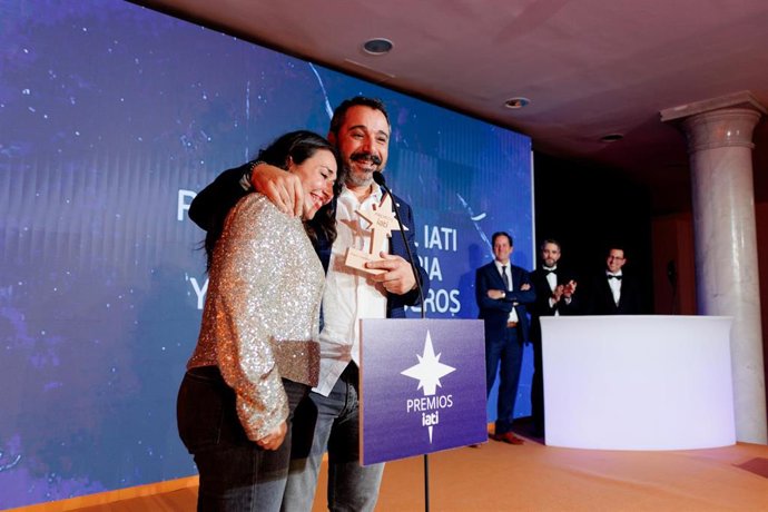 Eva Hernández y José Manuel Montes, con el Premio IATI 2024 por su trayctoria con el blog 'Organizo tu Viaje'.