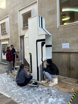 Las cabinas han sido pintadas por el alumnado de la Escuela Superior de Arte y Diseño
