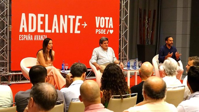 Imagen de archivo del secretario general del PSOE de Málaga, Daniel Pérez, junto al ministro para la Transformación Digital y de la Función Pública, José Luis Escrivá, en un encuentro de los socialistas.