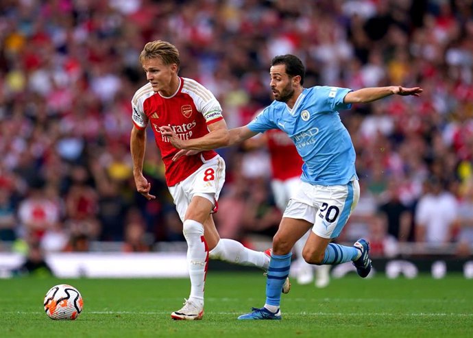 Archivo - Martin Odegaard, jugador del Arsenal, y Bernardo Silva, jugador del Manchester City, disputando el balón.