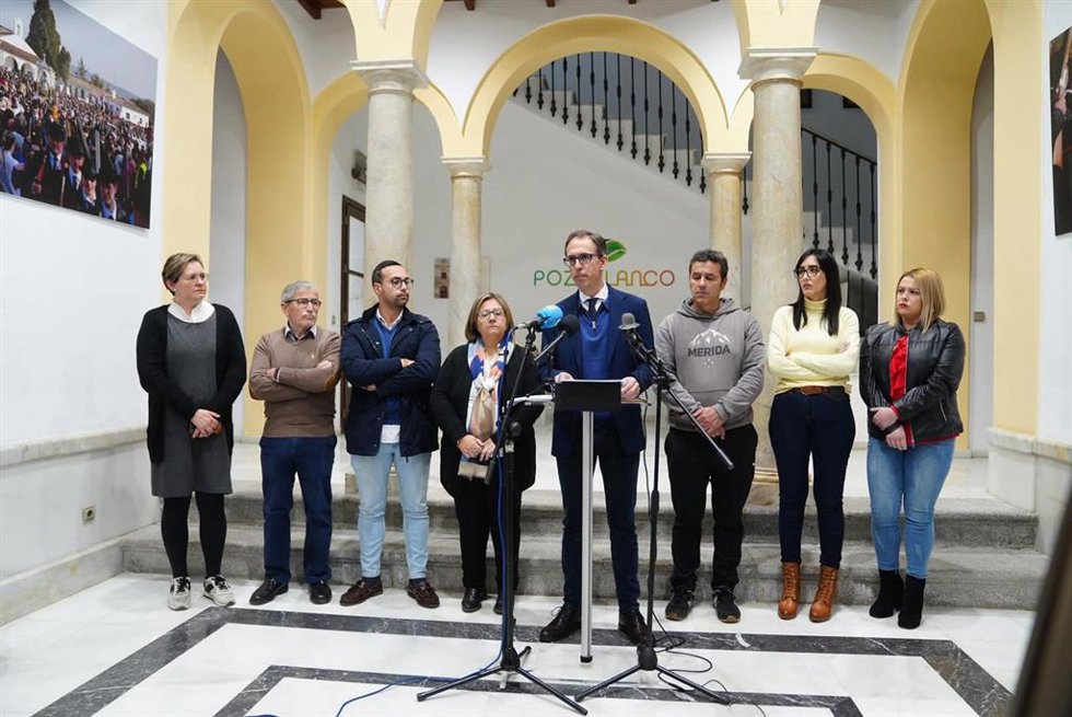 El alcalde de Pozoblanco, Santiago Cabello (PP), interviene junto miembros del gobierno municipal.