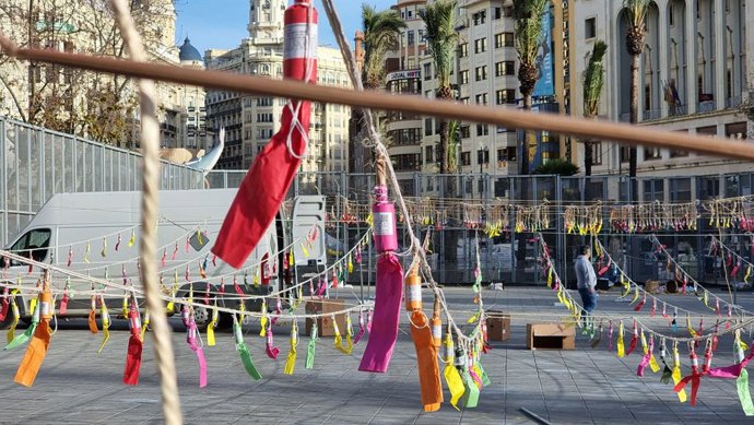 Archivo - Arxiu - Imatge d'arxiu del muntatge d'una mascletà a València. 