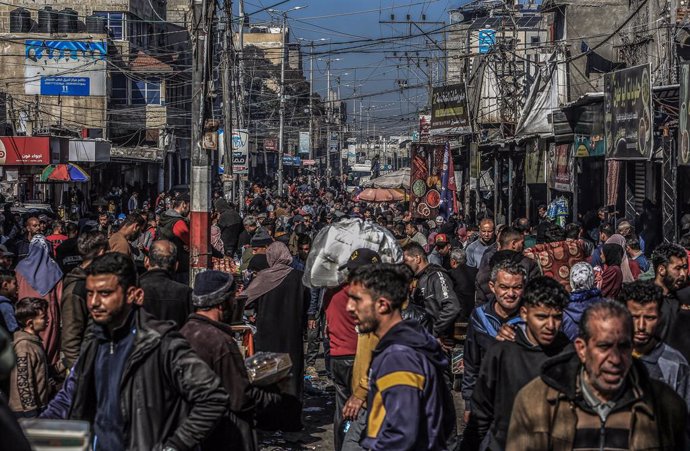 20 January 2024, Palestinian Territories, Rafah: Palestinians crowd at a local street market in Rafah. UNRWA said the population of the city of Rafah has nearly quadrupled to more than 1.300 million people, as Palestinians displaced from Jabalia, Sheikh Z