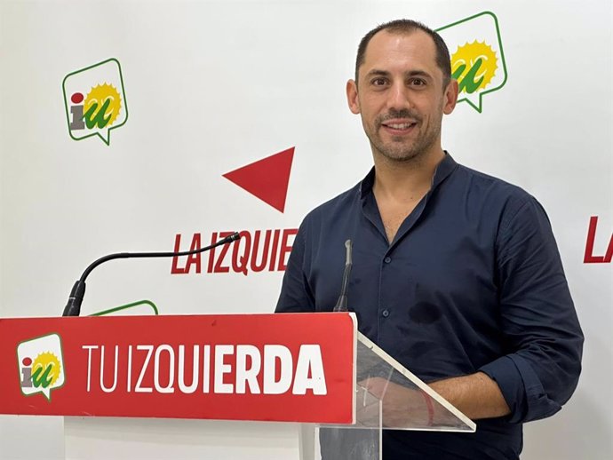 Archivo - El coordinador provincial de IU Córdoba, Sebastián Pérez, en la sede de su partido.