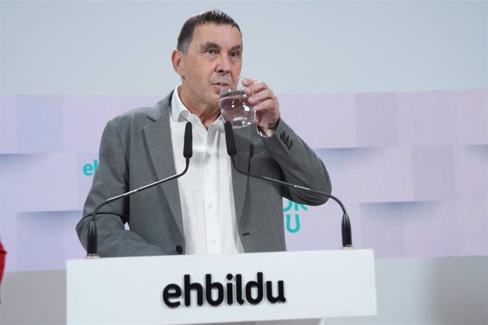 El coordinador general de EH Bildu, Arnaldo Otegi, bebe agua durante una rueda de prensa, en la sede de EH Bildu, a 18 de enero de 2024, en San Sebastián, Guipúzcoa, País Vasco (España). 