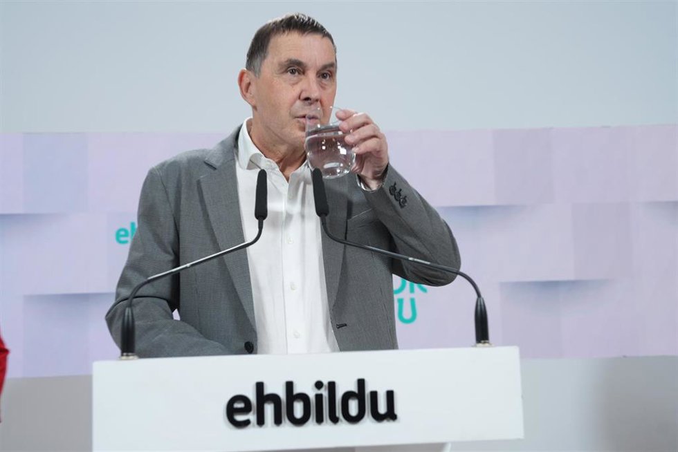 El coordinador general de EH Bildu, Arnaldo Otegi, bebe agua durante una rueda de prensa, en la sede de EH Bildu, a 18 de enero de 2024, en San Sebastián, Guipúzcoa, País Vasco (España).