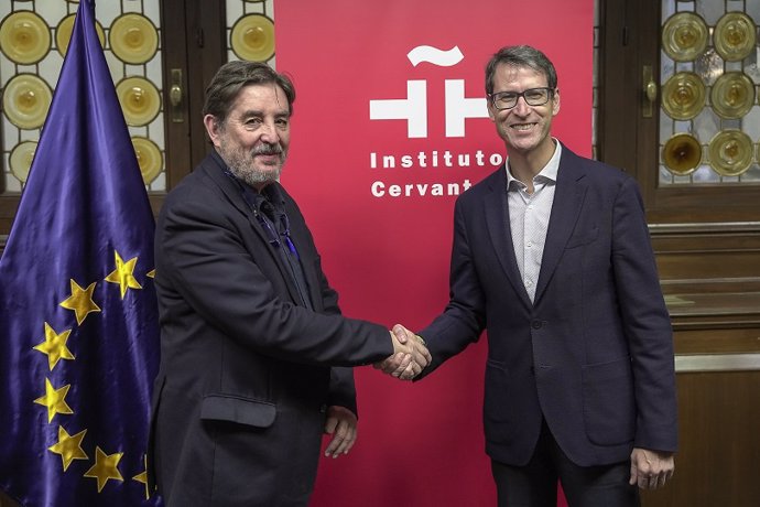 El director del Instituto Cervantes, Luis García Montero, y el presidente de la Comunidad de La Rioja, Gonzalo Capellán, se han reunido esta tarde en la sede del Cervantes en Madrid para abordar propuestas de colaboración en el ámbito del español