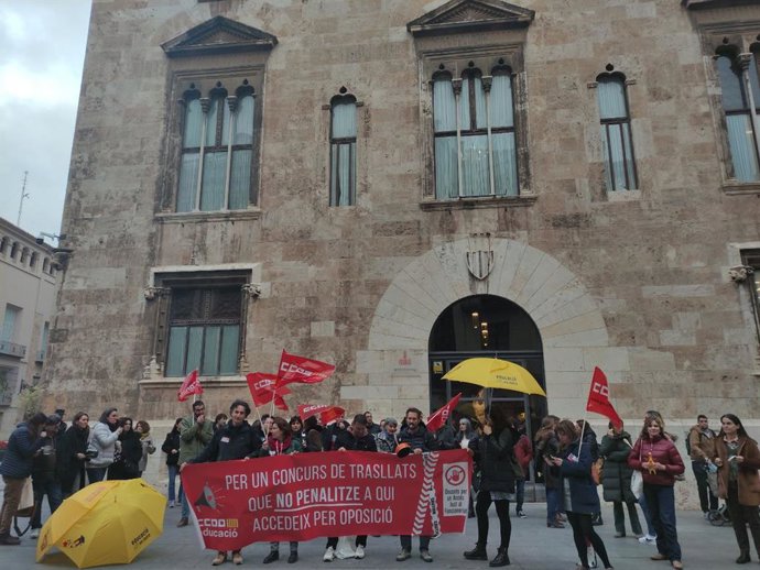 Cacerolada de docents per a demanar que es modifique el consurso de trasllats