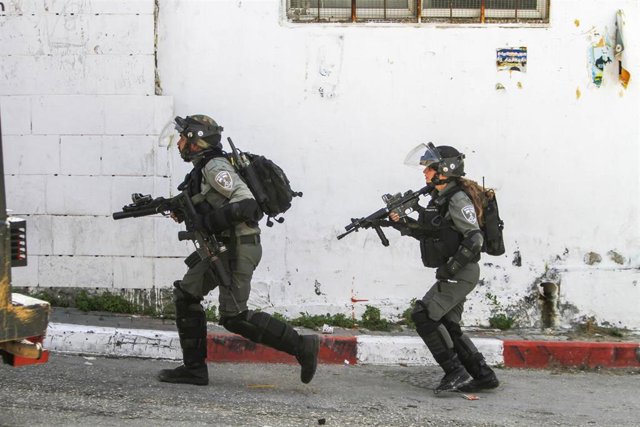 Archivo - May 12, 2020, Tulkarem, Palestine: Israeli soldiers take their positions during a campaign to arrest Palestinians in the village of Shweika, near Tulkarm, in the northern West Bank. The Israeli authorities launched a massive arrest campaign amon