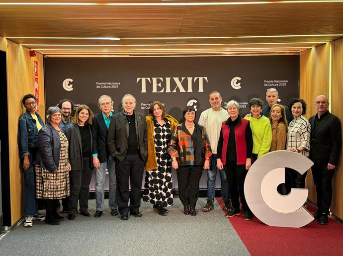 Preestreno del documental 'Teixit' del CoNCA con las directoras Eva Corcuera y Anna Marqus, los galardonados Joan Manuel Serrat, Alba Sarraute, Dolors Udina y Joan-Pere Viladecans y la presidenta del CoNCA Vinyet Panyella, entre otros.