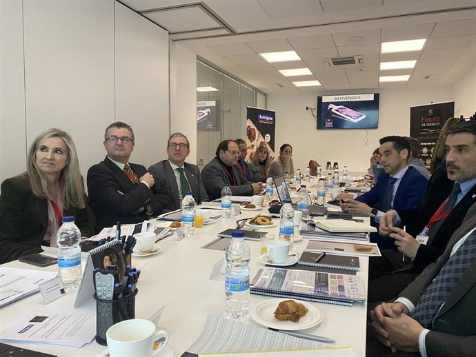 Los consejeros de Industria y de Agricultura junto con directivos dd Embutidos Rodríguez, durante la visita.