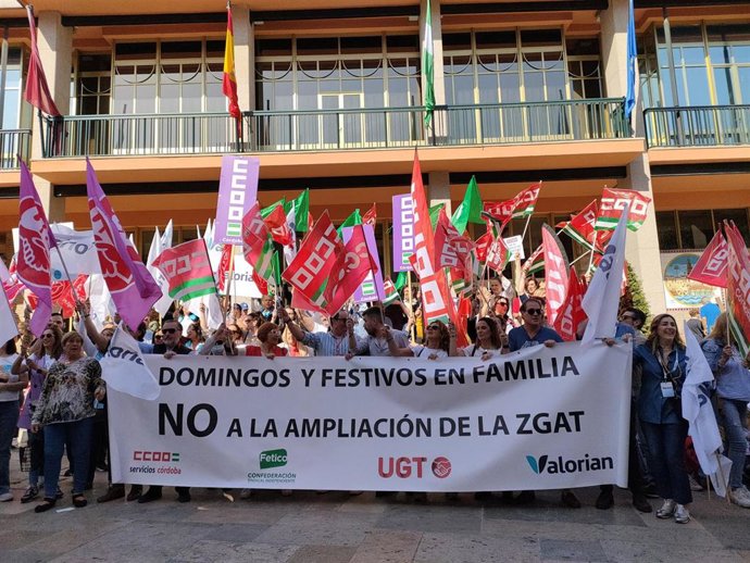 Archivo - Concentración de trabajadores del comercio ante el Ayuntamiento de Córdoba contra la ampliación de la ZGAT.