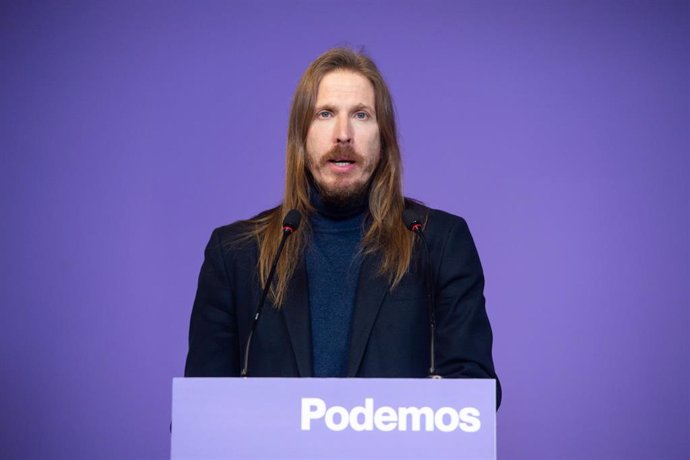 El hasta ahora coportavoz de Podemos, Pablo Fernández, durante una rueda de prensa de Podemos, en la sede de Podemos, a 29 de enero de 2024, en Madrid (España).  