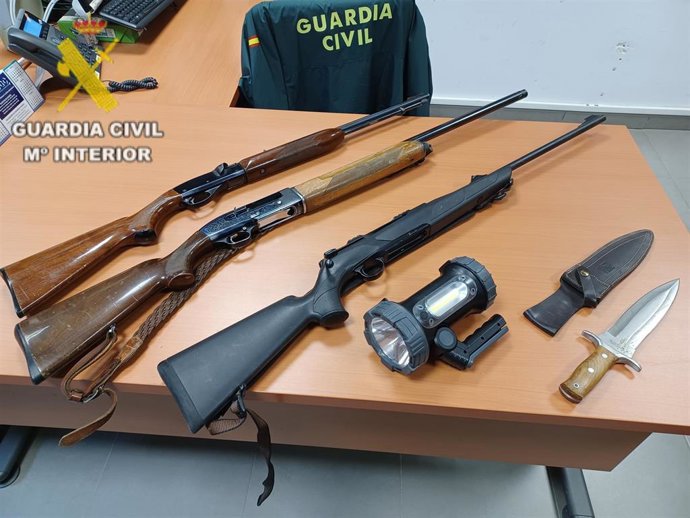 Localizan a un cazador furtivo con diversas armas blancas y de fuego de gran calibre, en Fraga (Huesca).