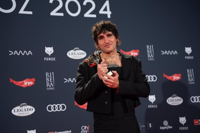La actriz La Dani posa tras recibir el Premio Feroz a Mejor Actor de Reparto en una Película por ‘Te estoy amando locamente’ durante la gala de la XI edición de los Premios Feroz, en el Palacio de Vistalegre, a 26 de enero de 2024, en Madrid (España). 