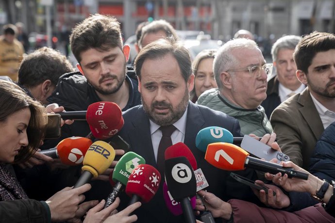 El presidente del PP de Castilla-La Mancha, Paco Núñez, atiende a medios a su llegada a la Junta Directiva Nacional del Partido Popular, en la sede de Génova.