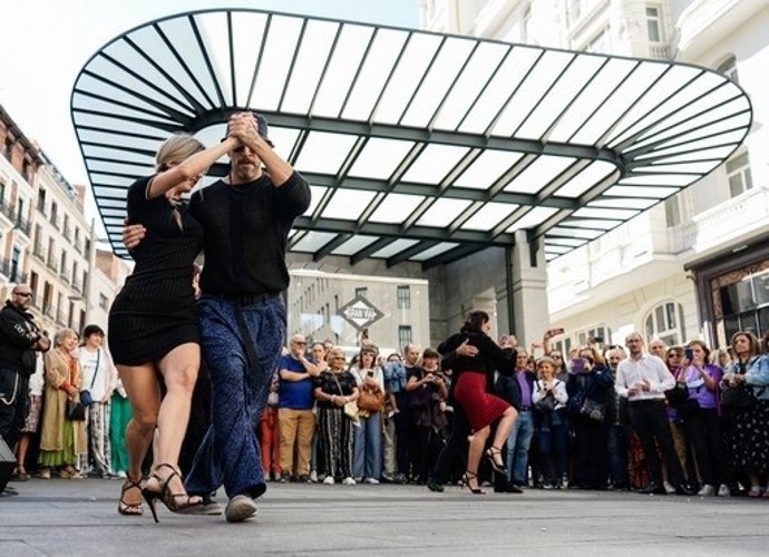 Archivo - Una parja bailando