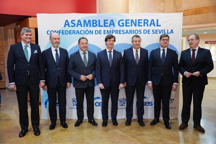 El presidente de la CES, Miguel Rus, en el centro de la imagen tras su reelección