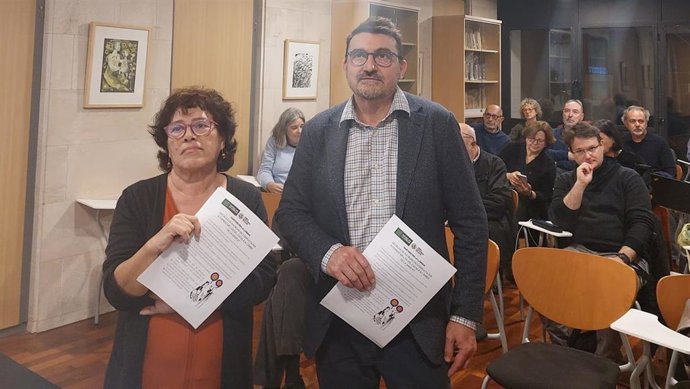 El coordinador general de 'Sanitaris per la Llengua', Marc Bonet, junto a la presidenta en funciones de la OCB, Lena Serra
