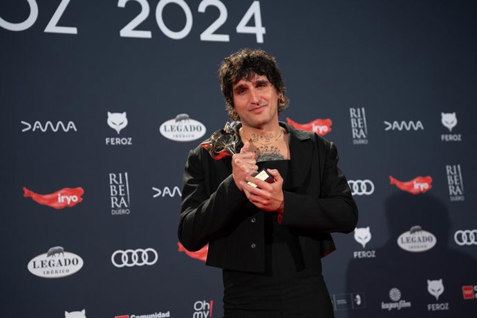 La actriz La Dani posa tras recibir el Premio Feroz a Mejor Actor de Reparto en una Película por Te estoy amando locamente durante la gala de la XI edición de los Premios Feroz, en el Palacio de Vistalegre, a 26 de enero de 2024, en Madrid (España). L