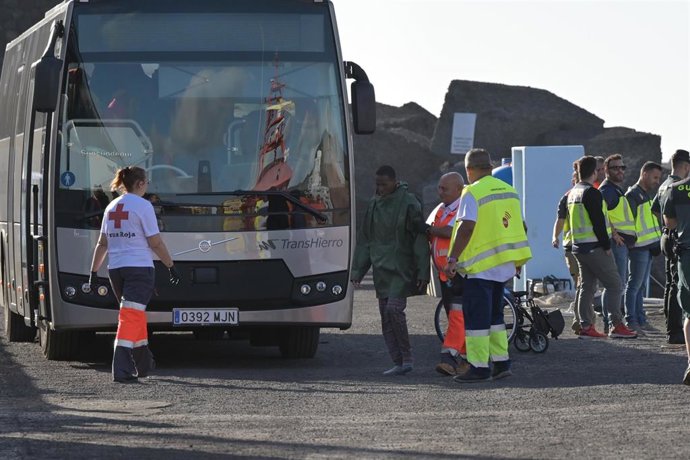 Archivo - Varios emigrantes son atendidos a su llegada al muelle de la Restinga