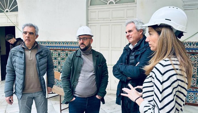 El alcalde de El Puerto de Santa María (Cádiz), Germán Beardo, y  la teniente de alcalde de Gestión Urbanística, Patrimonio y Edificios e Instalaciones Municipales, Leonor Caballero, en el Hospital San Juan de Dios