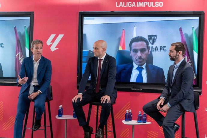 Charla sobre LaLiga Impulso con Jaime Blanco, director de la Oficina de Clubes de LaLiga; José María del Nido Carrasco, presidente del Sevilla FC; Alfonso Díaz, CEO del RCD Mallorca; y David Guerra, presidente ejecutivo del Real Sporting.