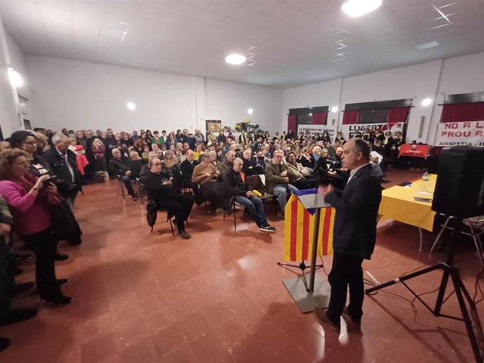 La expresidenta del Parlament Carme Forcadell, el exconseller Jordi Turull, el abogado Jordi Pina y el activista Adrián Sas han participado este lunes en la concentración número 300 por la independencia en Cornell de Llobregat (Barcelona).