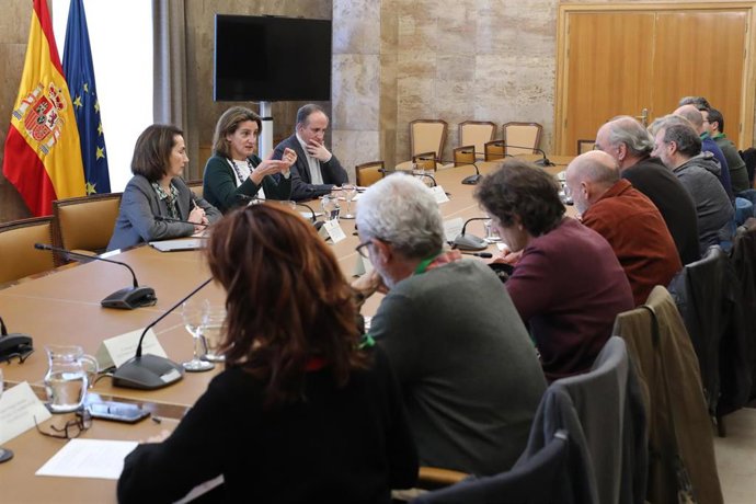 La vicepresidenta Teresa Ribera se ha reunido esta tarde con representantes de asociaciones de vecinos de Madrid en contra de la tala de árboles