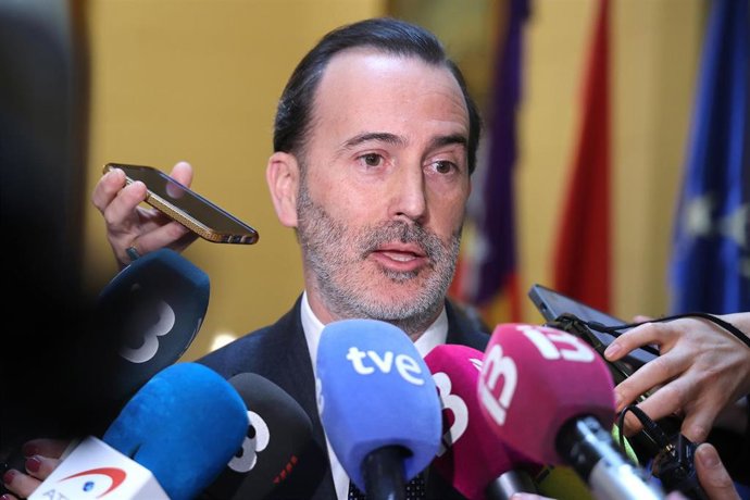Archivo - El presidente del Parlament balear, Gabriel Le Senne, ofrece declaraciones a los medios tras una rueda de prensa, a 29 de enero de 2025, en Palma de Mallorca, Mallorca, Baleares (España). 