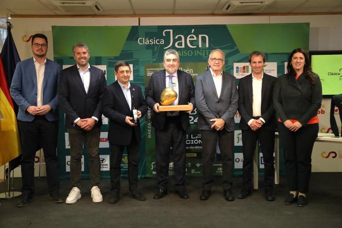 Foto de familia tras la presentación en el CSD de la Clásica Jaén Paraíso Interior de 2024