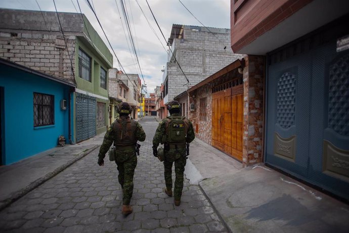 Imagen de archivo de militares de Ecuador patrullando las calles de Quito en el marco del estado de emergencia por la espiral de violencia