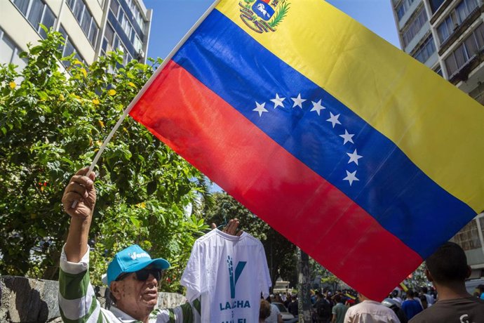 Bandera venezolana durante una manifestación a favor de la candidata opositora María Corina Machado