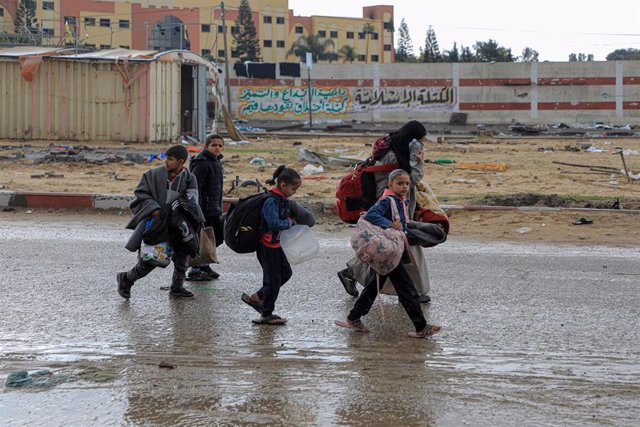 Un grupo de palestinos desplazados en la Franja de Gaza